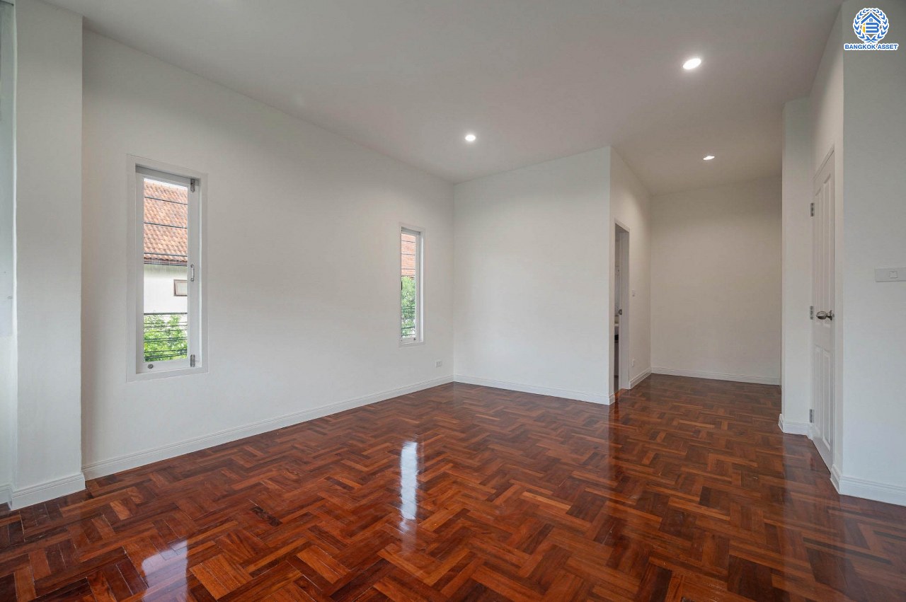 บ้านมือสองตกแต่งใหม่ โครงการ ศุภวรรณ5 บางแค ดีไซน์หรูหรา เนื้อที่กว้าง 60.6 ตร.ว. ฟังก์ชัน 3 ห้องนอน 3 ห้องน้ำ 1 ห้องแม่บ้าน 2 ที่จอดรถ ฟังก์ชันครบตอบทุกไลฟ์สไตล์ บนทำเลศักยภาพ เชื่อมต่อถนนกาญจนาภิเษก ใกล้เดอะมอลล์บางแค ใกล้รถไฟฟ้าสายสีน้ำเงิน "สถานีหลักสอง" และจุดขึ้นทางด่วน "กาญจนาภิเษก"